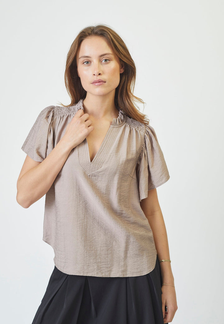 Forudbestilling - Co´Couture - Heracc Ss Frill Top 35703 - 154 - Walnut Skjorter