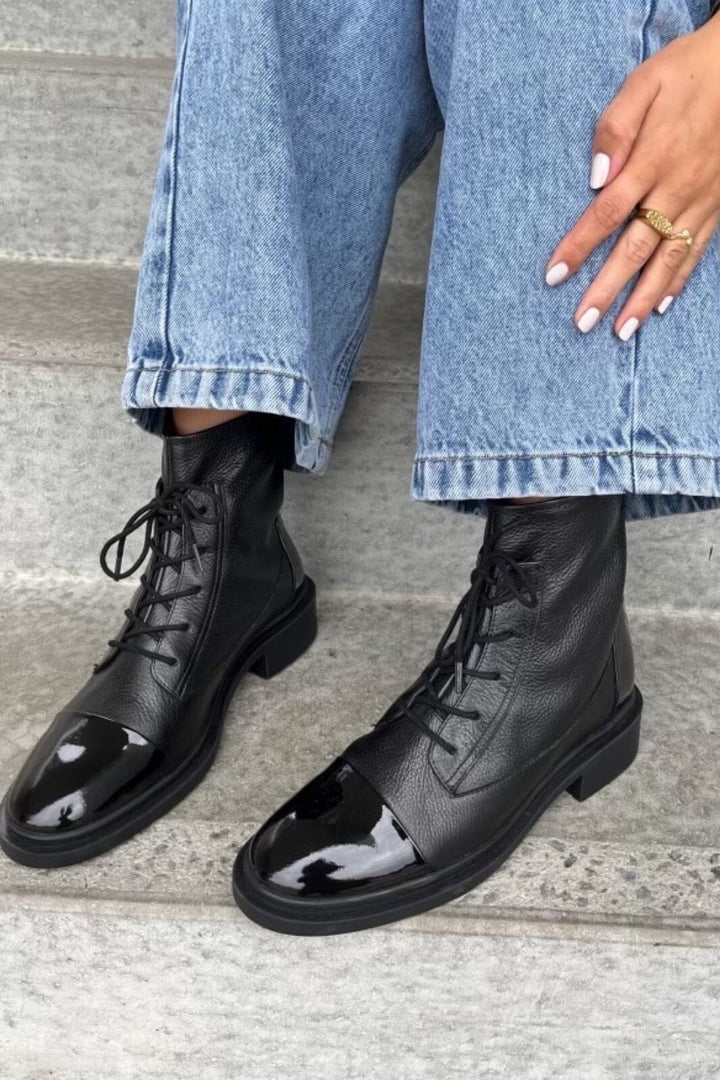 Forudbestilling - Copenhagen Shoes - Power - 00010 Black W/Patent Toe Støvler