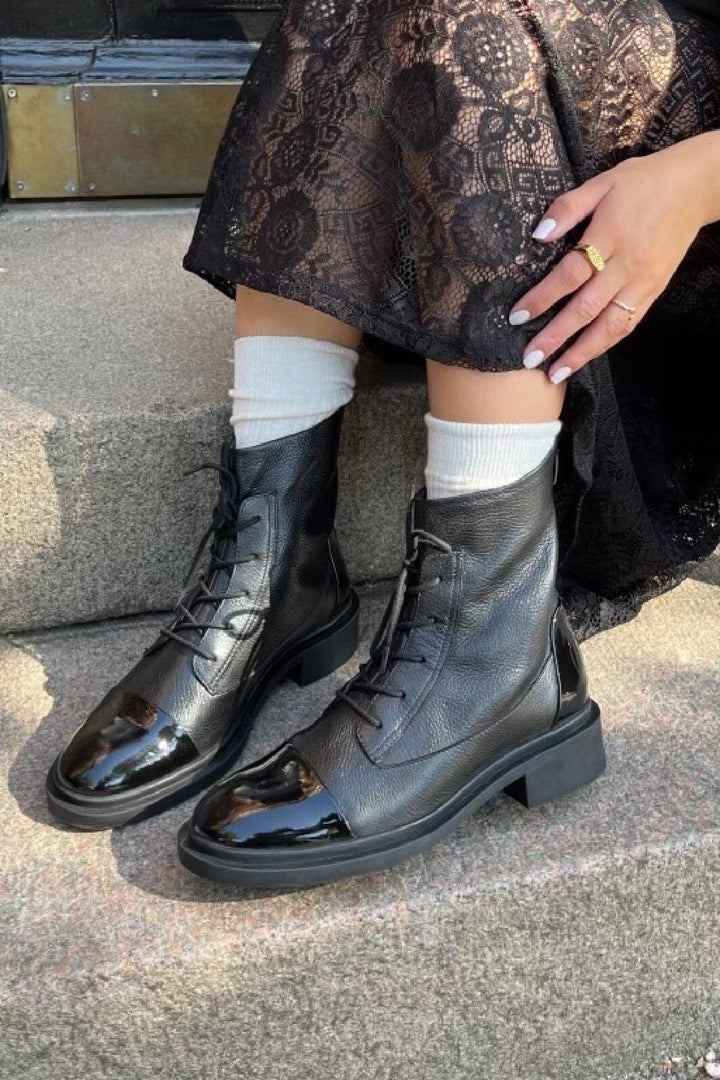 Forudbestilling - Copenhagen Shoes - Power - 00010 Black W/Patent Toe Støvler