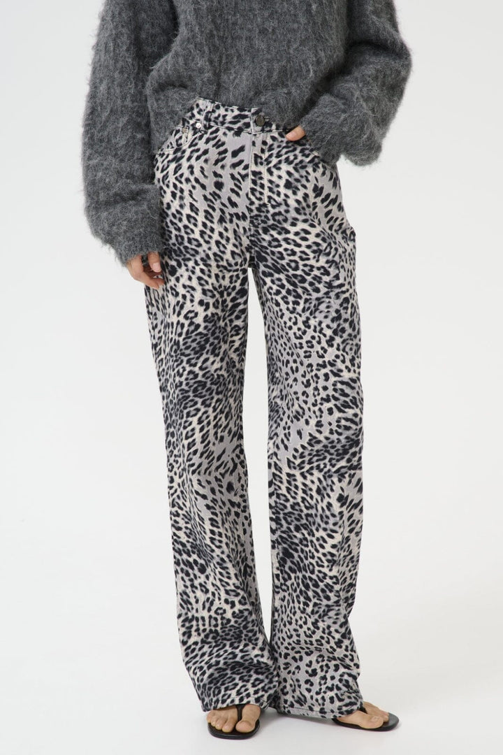 Forudbestilling - Gestuz - Gzleora Wide Jeans 10910300 - 107696 Grey Leopard Jeans
