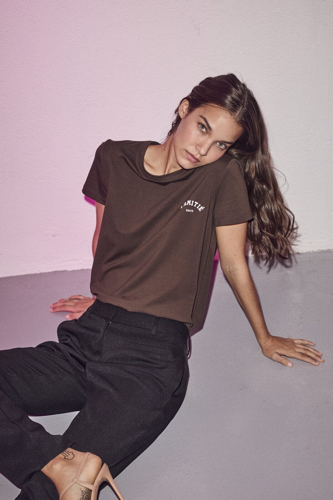 Forudbestilling - Haute L'Amitié - Mini Curve Logo Tee HL10097 - Mocca T-shirts
