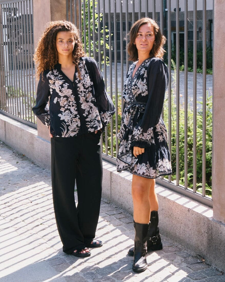 Forudbestilling - Neo Noir - Dorna Printed Voile Dress 162133 - 141 - Navy Kjoler