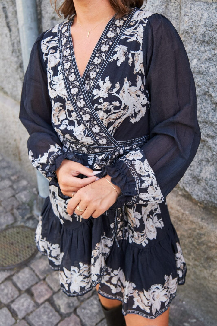 Forudbestilling - Neo Noir - Dorna Printed Voile Dress 162133 - 141 - Navy Kjoler