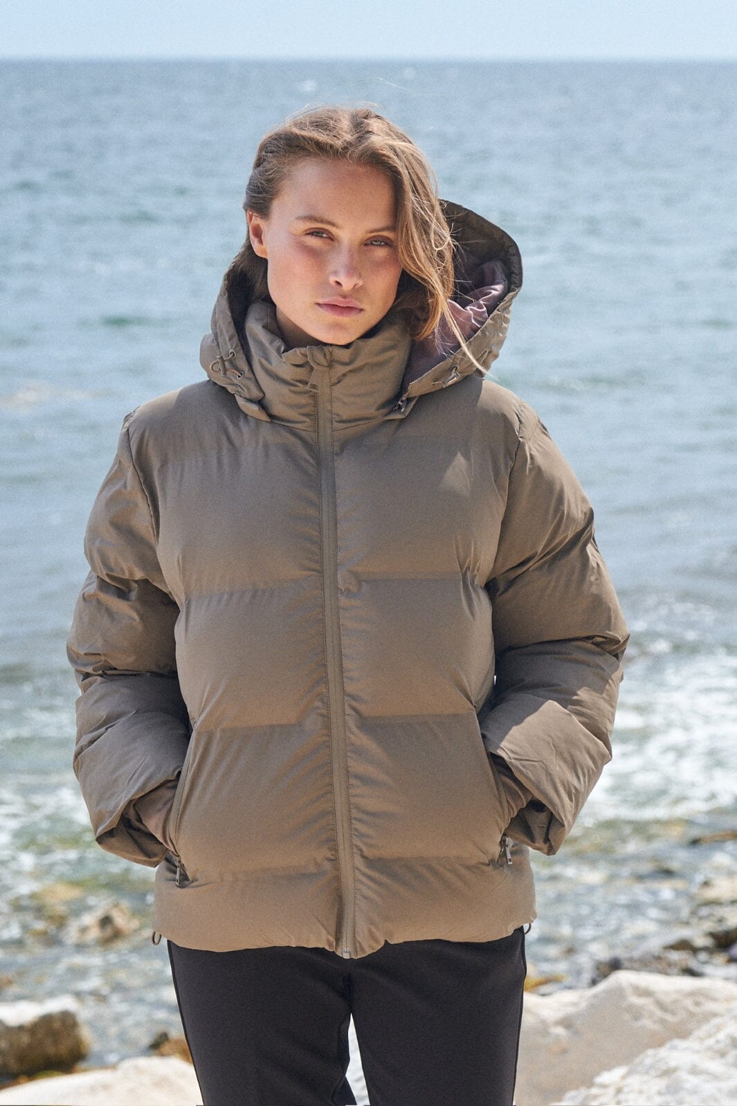 Forudbestilling - Neo Noir - Fox C Puffer Jacket - Dark Taupe Jakker