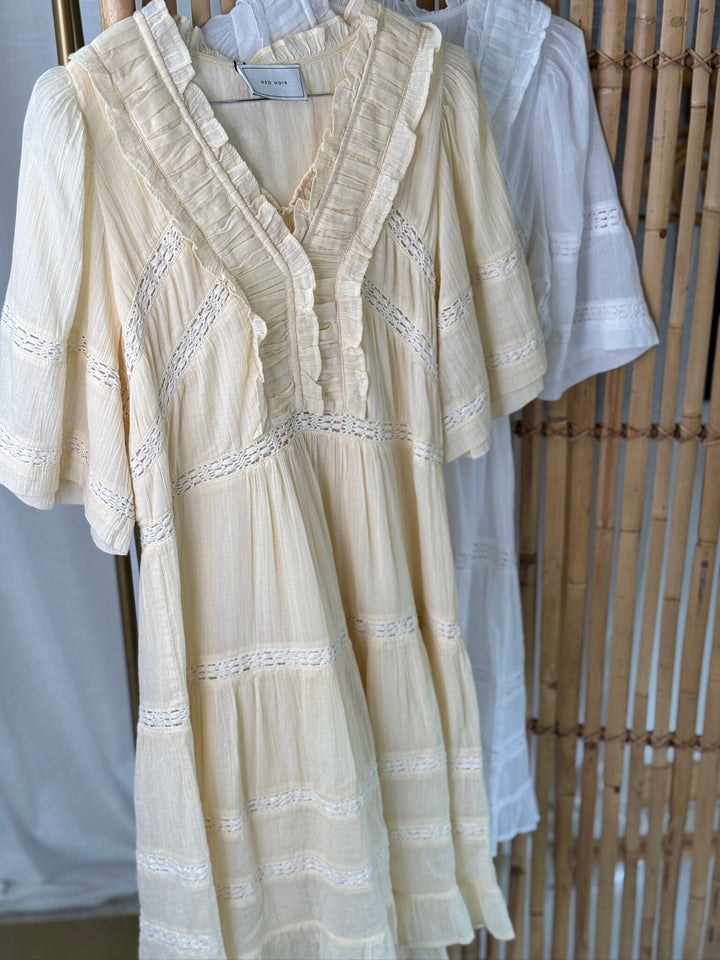 Forudbestilling - Neo Noir - Milene S Voile Dress 165528 - 191 - Light Yellow Kjoler