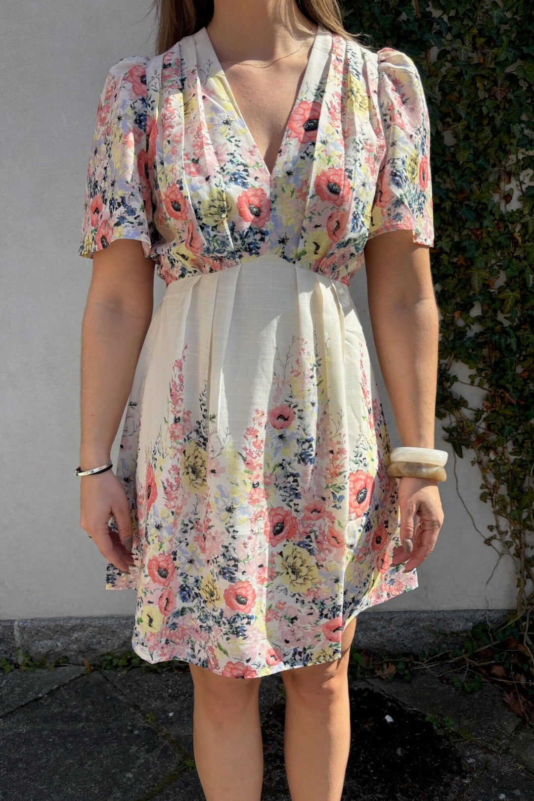 Forudbestilling - Neo Noir - Shena Flower Print Dress 166451 - 122 - Creme Kjoler