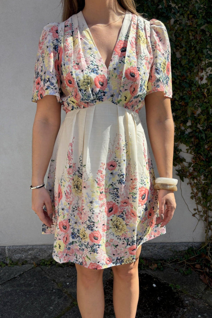 Forudbestilling - Neo Noir - Shena Flower Print Dress 166451 - 122 - Creme Kjoler