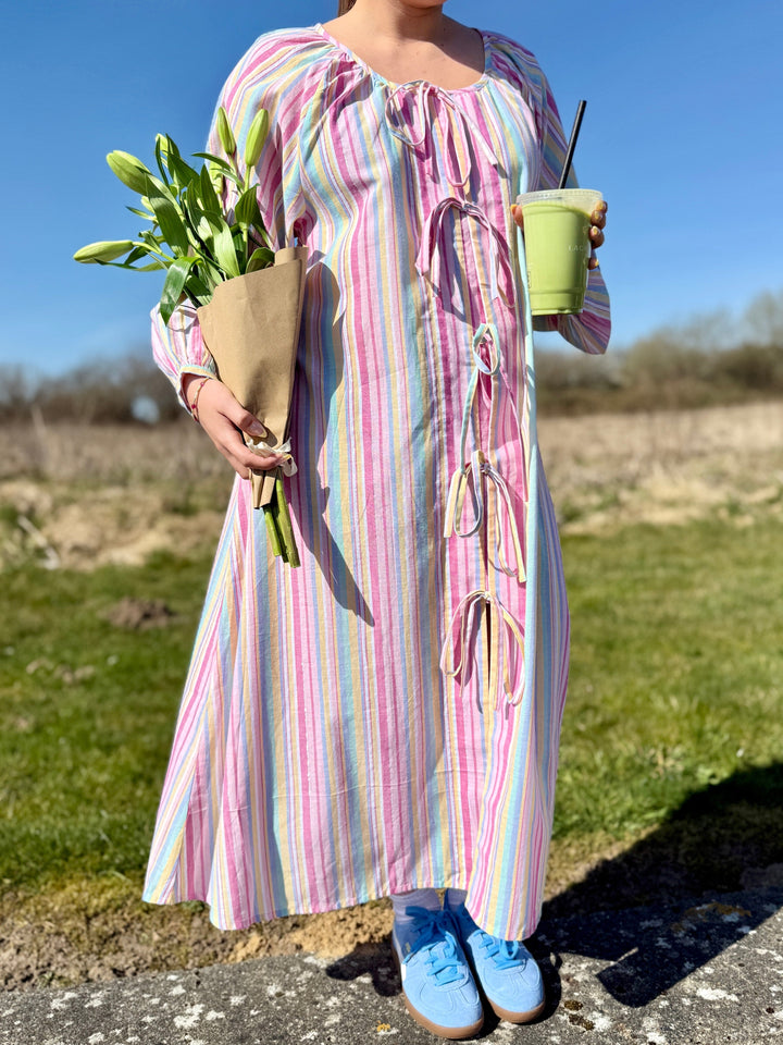 Forudbestilling - Sissel Edelbo x Molly&My - Stinne Dress SE 1724 - Pink Stripes Kjoler