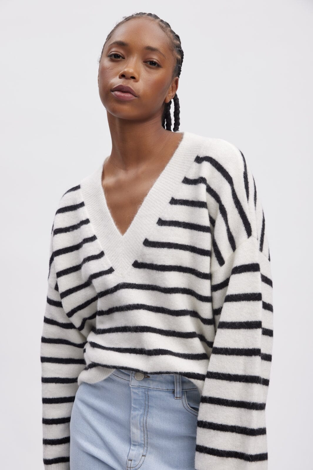 Gestuz - Alphagz V-Neck Striped - 106145 Ivory Black Striped Strikbluser