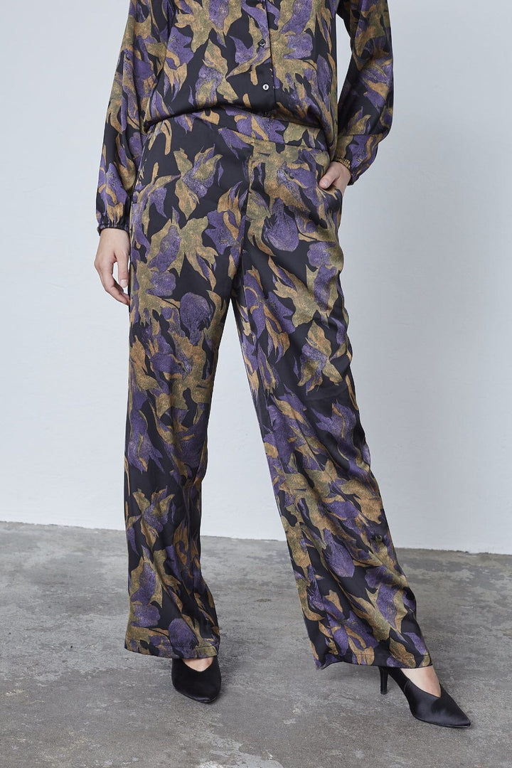 Love & Divine - Love1024-48 19197 - 003 - Black Flower