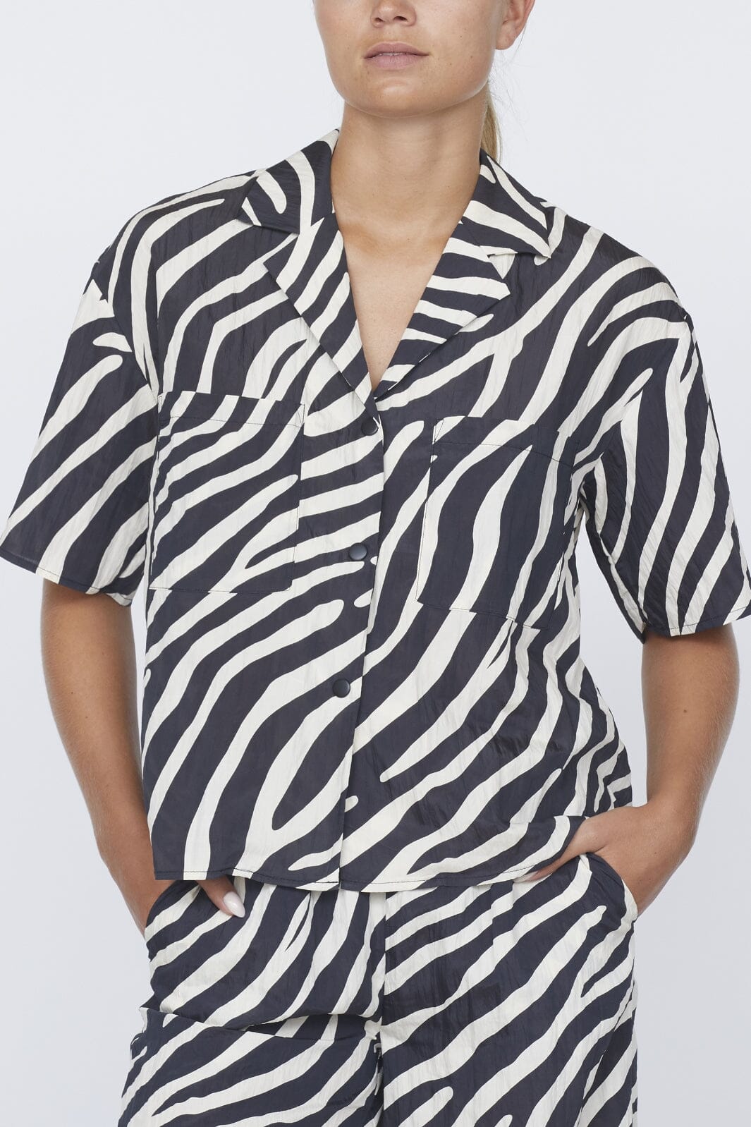 Love & Divine - Love1175 - 845 Animal