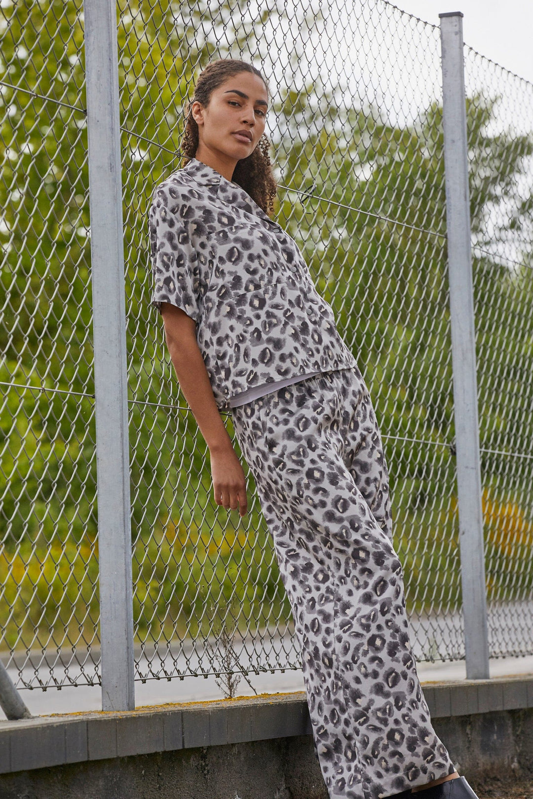 Love & Divine - Love1176-3 18734 - 804 - Blurred Leo Bukser