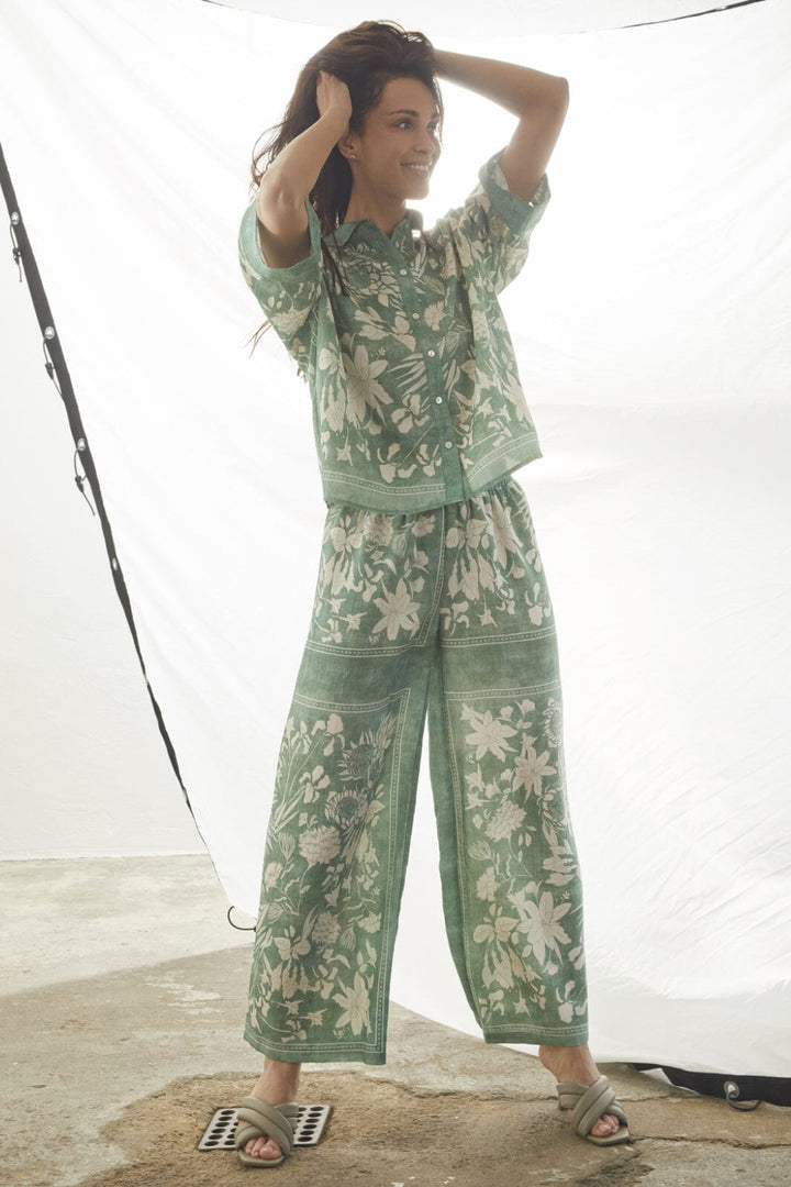 Love & Divine - Love1338 18753 - 315 - Green Flower