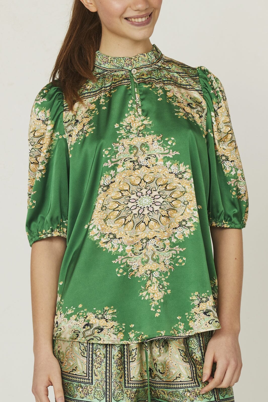 Love & Divine - Love910-8 - 801 Green Paisley Bluser