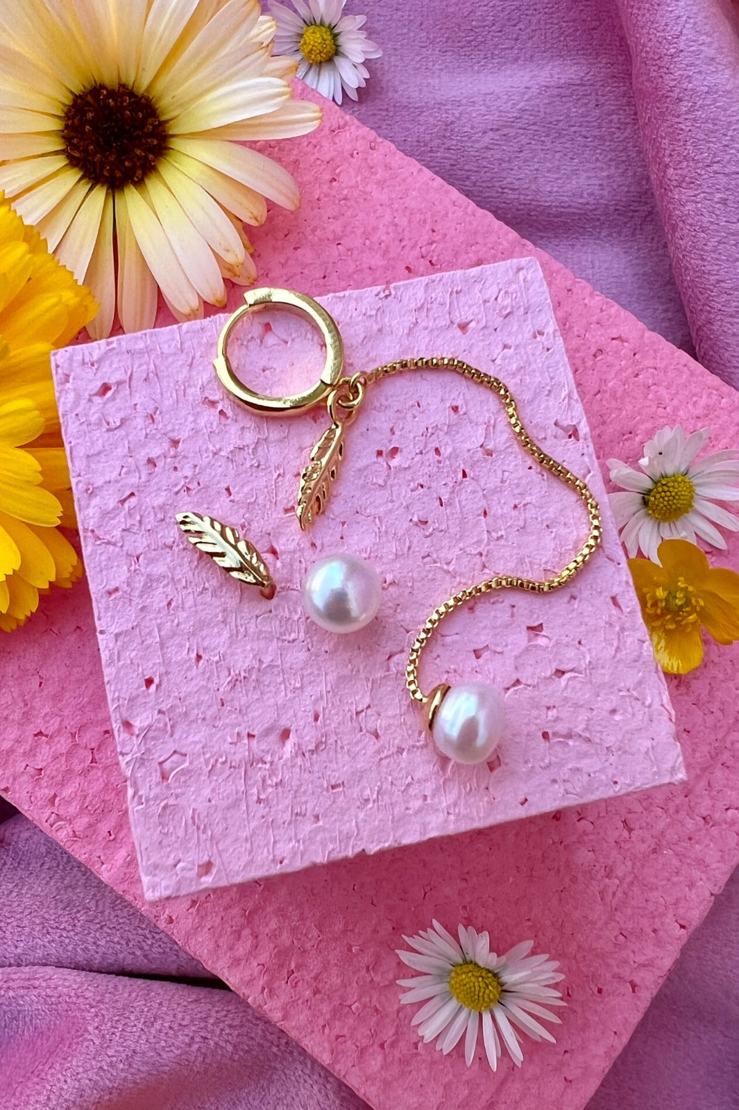 Mellow Moon - Ørering - Pearl & Feathers - (1 stk)