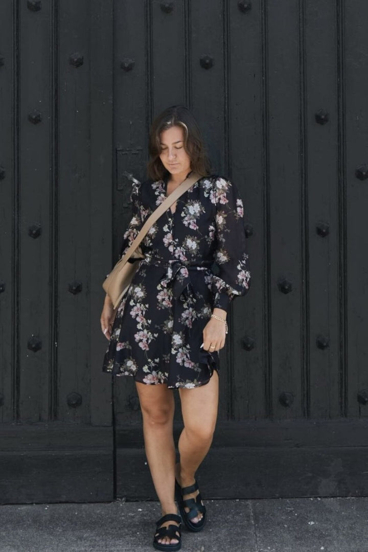 Neo Noir - Heidi Print Flower Dress - Black Kjoler