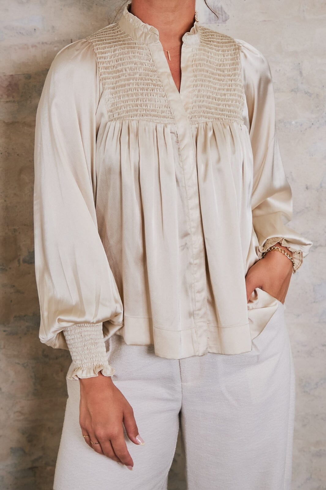 Neo Noir - Jill Smooth Satin Blouse - Champagne Bluser