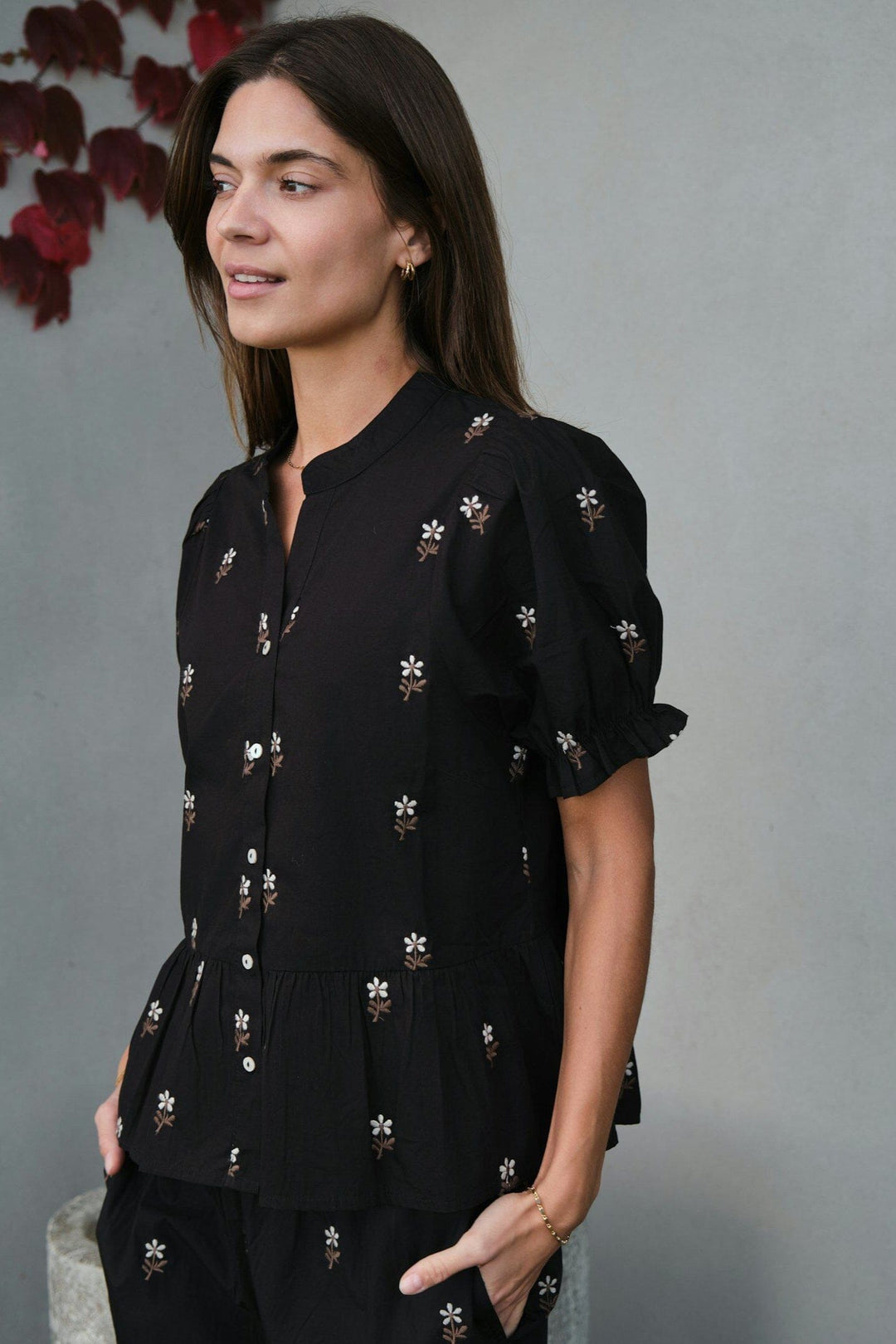 Neo Noir - Nnsavy Flower Emb Blouse 166791 - 100 - Black Bluser