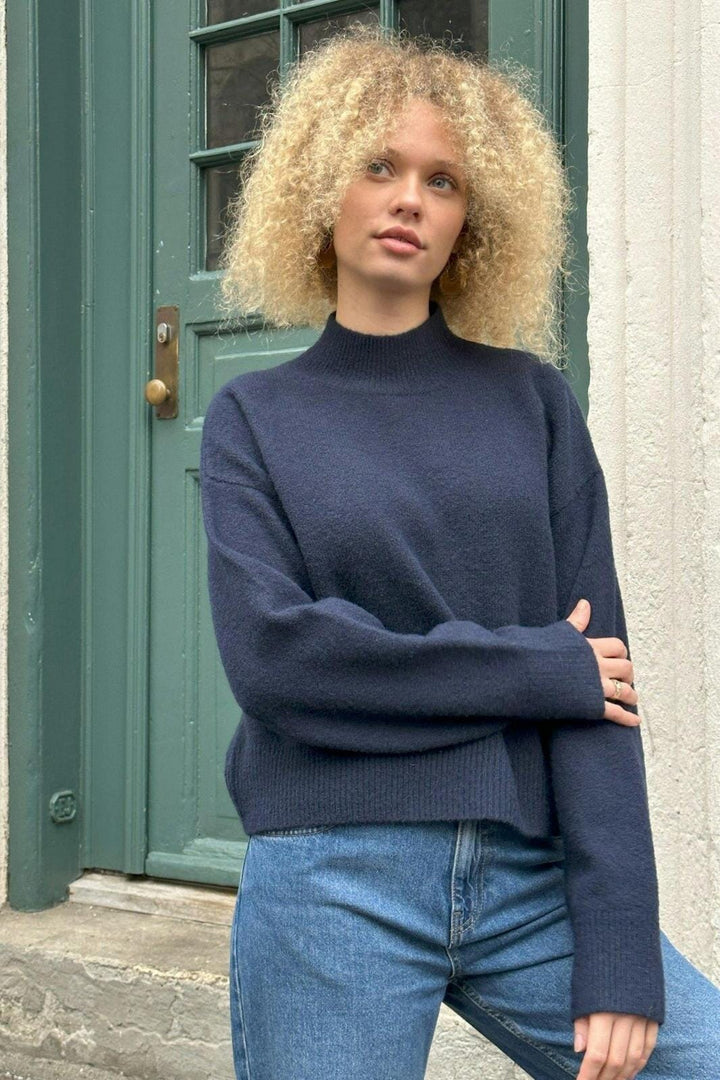 Forudbestilling - Neo Noir - Paulina Knit Blouse - Navy Strikbluser