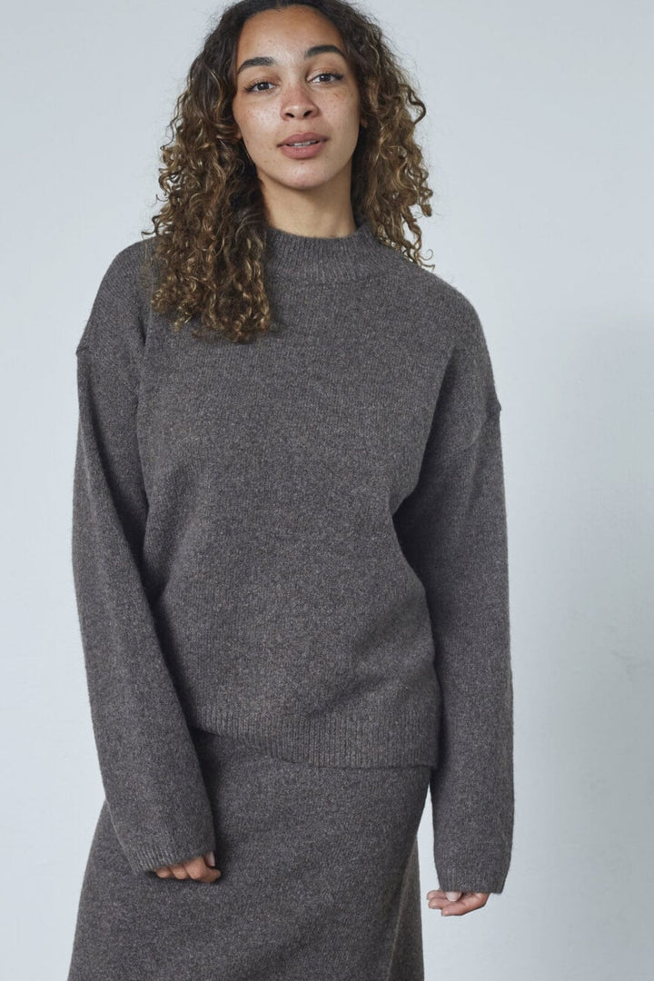 Sisters Point - Luca-Pu 19076 - 201 - Brown Mel.