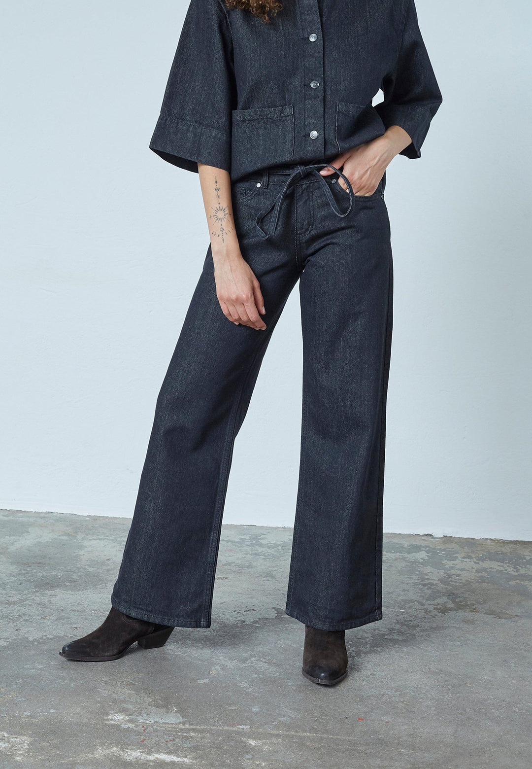 Sisters Point - Onea-Belt.Je7 18849 - 941 - Black Unwashed Jeans