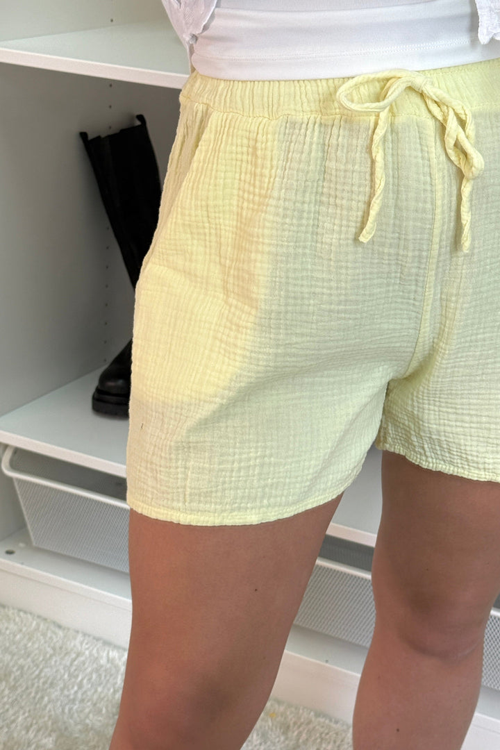 A-bee - Thea Shorts - Light Yellow Bukser 