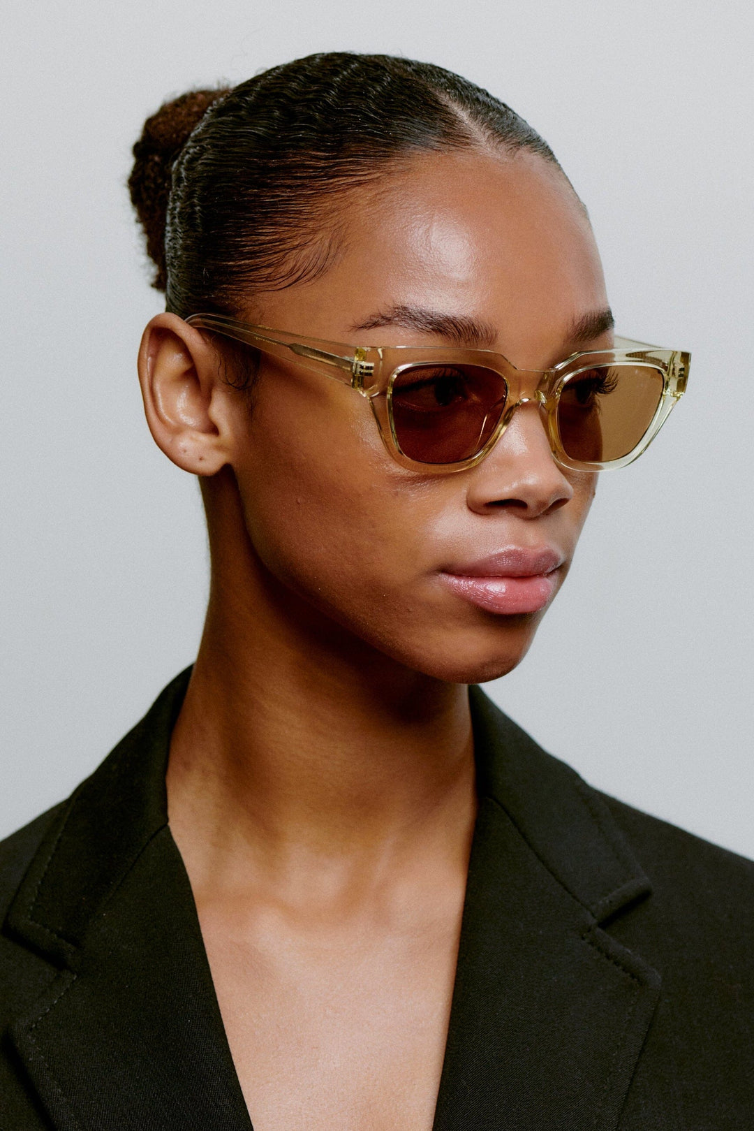 A. Kjærbede - Kaws KL2310 - Ecru Transparent Solbriller 