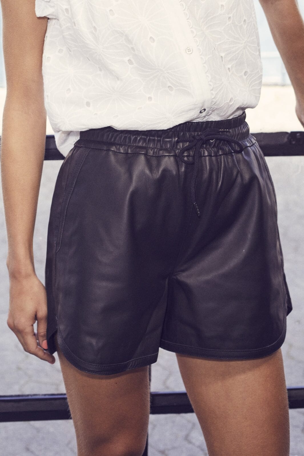 Co´couture - Phoebecc Leather Crop Shorts - 96 Black