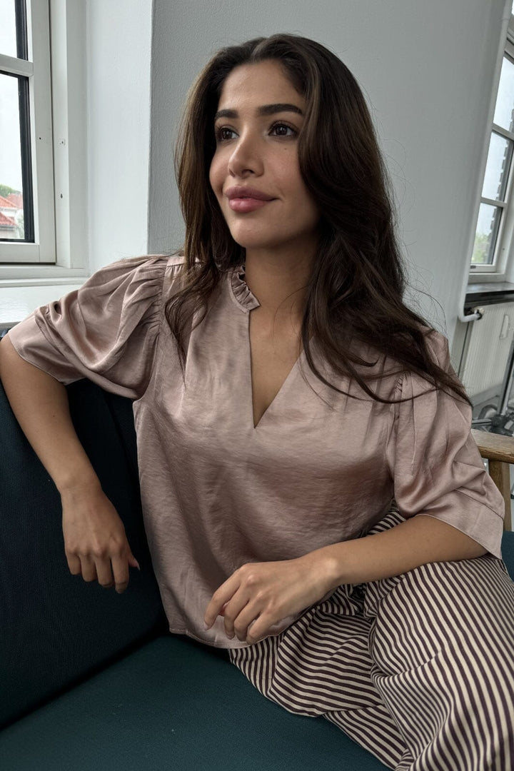 Continue - Moe V Neck Satin 14971 - Nougat