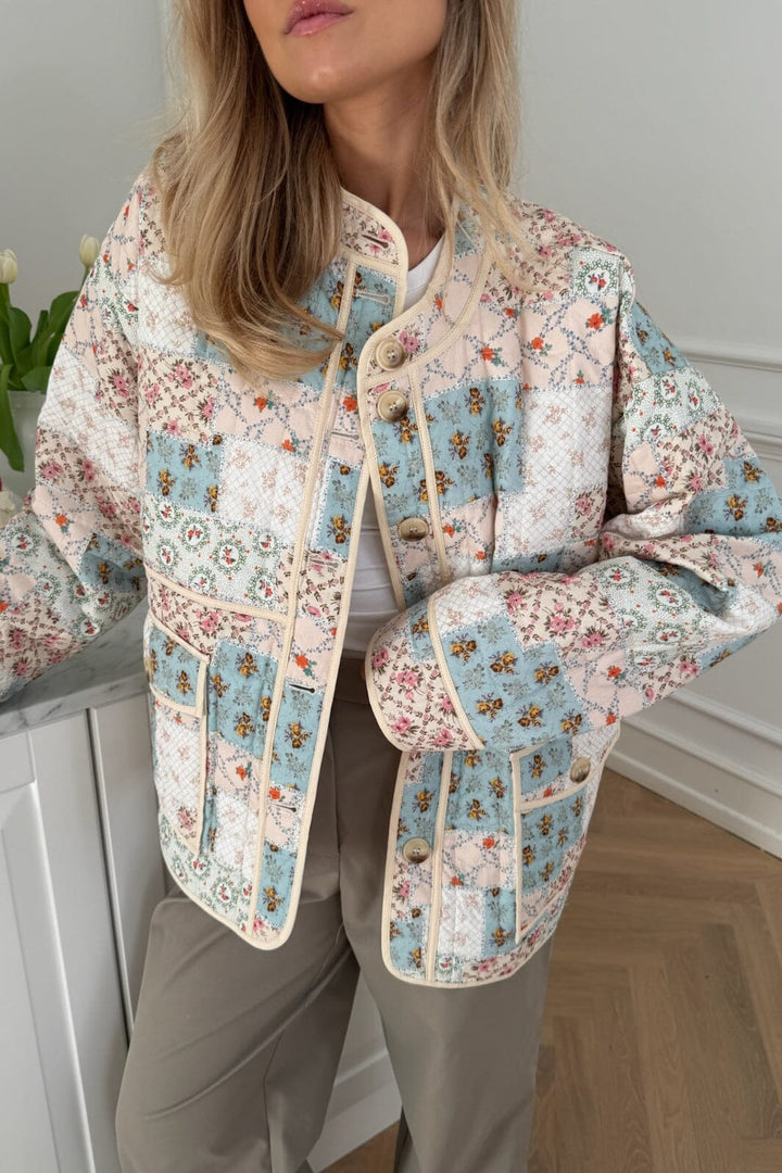 Forudbestilling - BYIC - Emmyic Quilted Jacket A23107 - Blue Multicolor Flower Print Jakker 