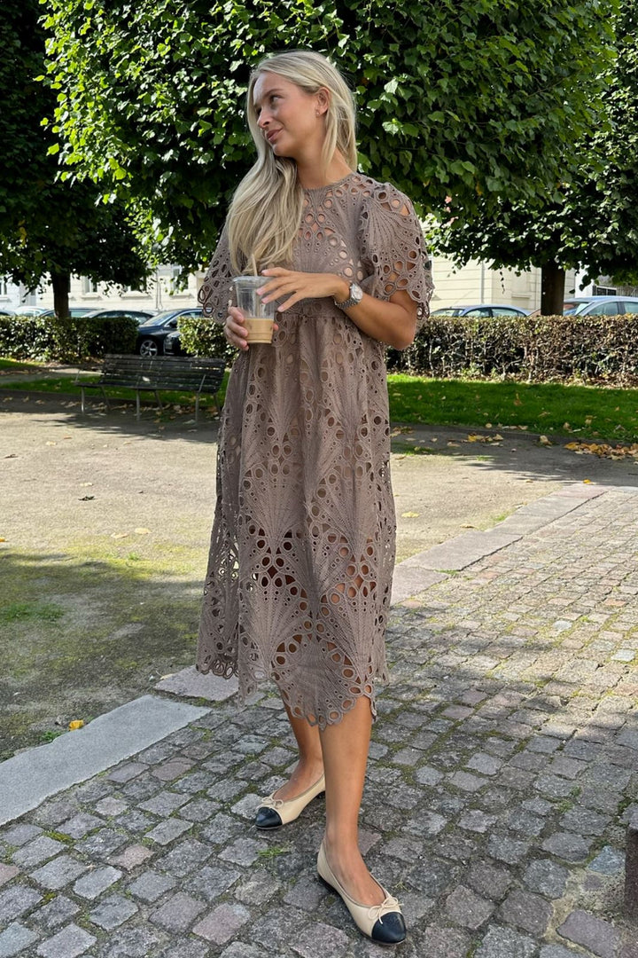 Forudbestilling - BYIC - Melia Midi Lace Dress Mocca Kjoler 