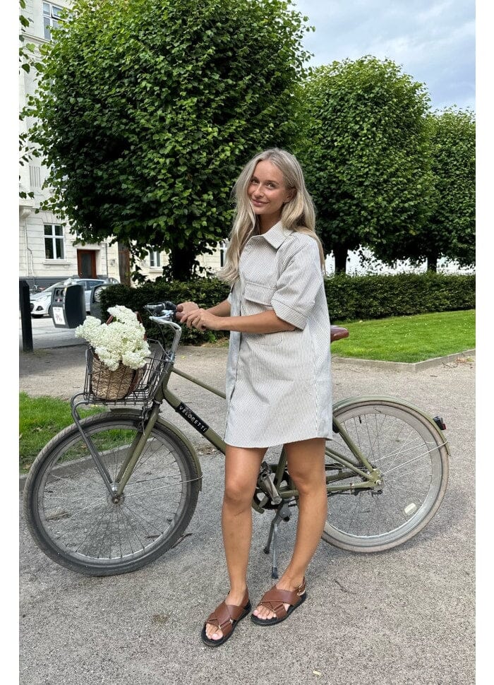 Forudbestilling - BYIC - Selda Shirt Dress - Dark Beige Woven Stripe Kjoler 