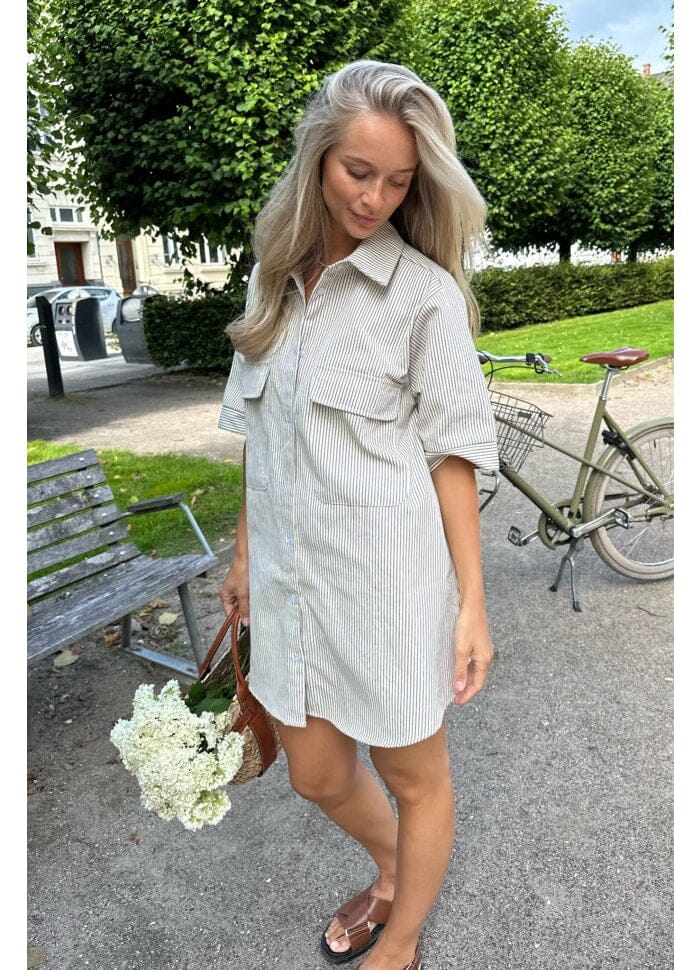 Forudbestilling - BYIC - Selda Shirt Dress - Dark Beige Woven Stripe Kjoler 