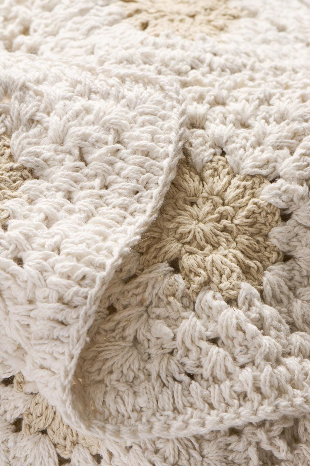 Ib Laursen - Plaid hæklet creme m/naturfarvede blomster - 100% bomuld - 6192-01