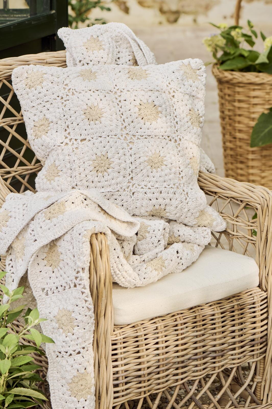 Ib Laursen - Pudebetræk hæklet creme m/naturfarvede blomster, bagside i naturfarvet lærred - 100% bomuld - 6190-30