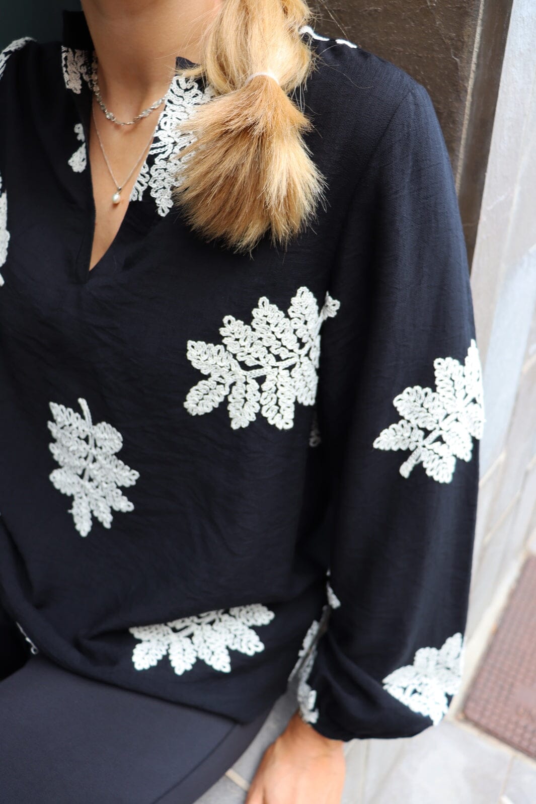 Liberte - Meg Ls Vneck Blouse 22318 - Black Creme Leaf