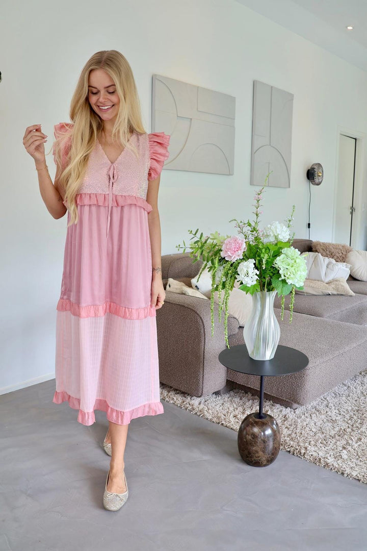 Forudbestilling - Liberte x Molly&My - Nor-Frill-Dress 22236 - Rosa Cloud Kjoler 