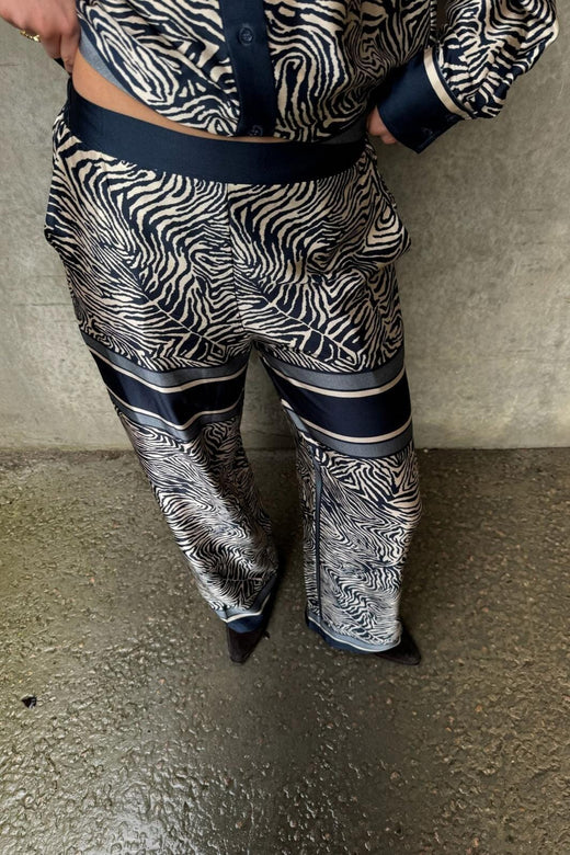 Love & Divine - Love1024-60 19830 - 441 - Navy Zebra Bukser 