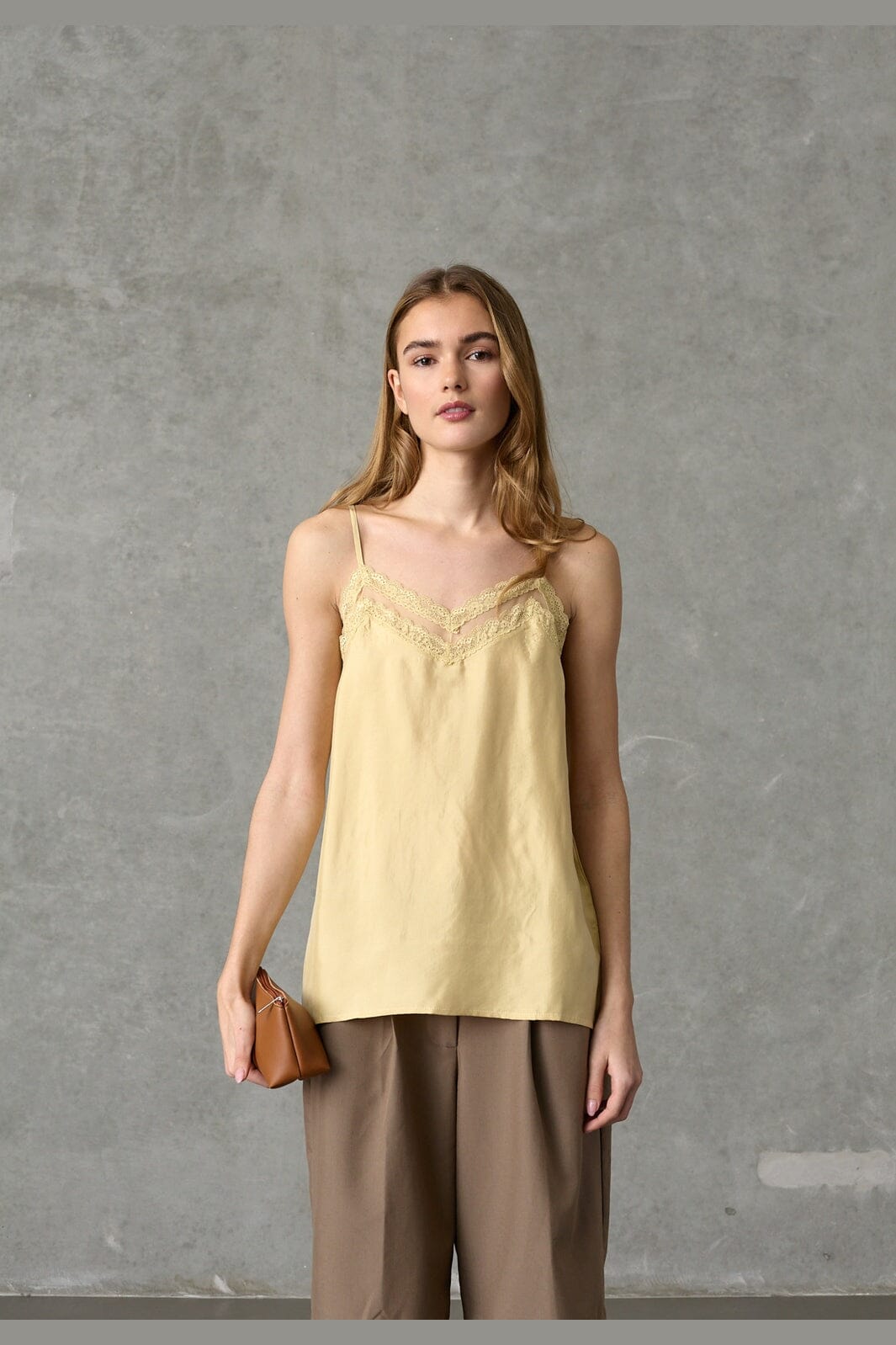 Love & Divine - Love1556 19904 - 656 - Straw