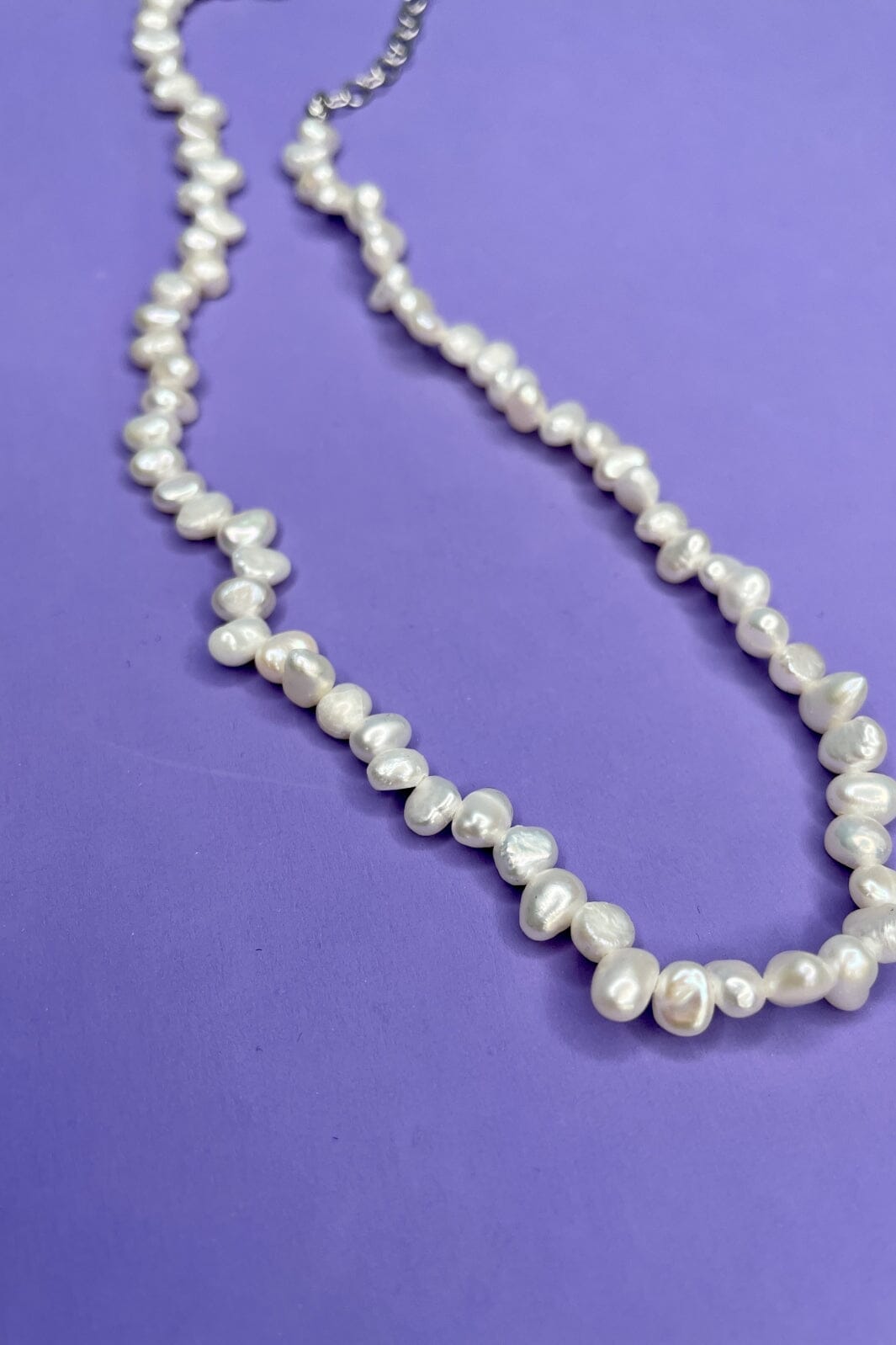 Mellow Moon - Ferskvandsperle halskæde med små perler - Forsølvet messing