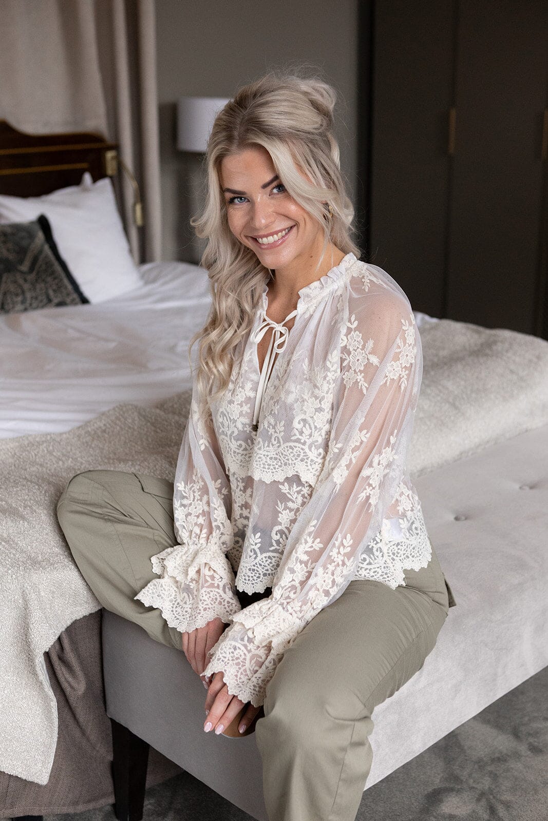 Molly & My X Melanie Due - Rikke V Lace Blouse 167319 - 122 - Creme Bluser 