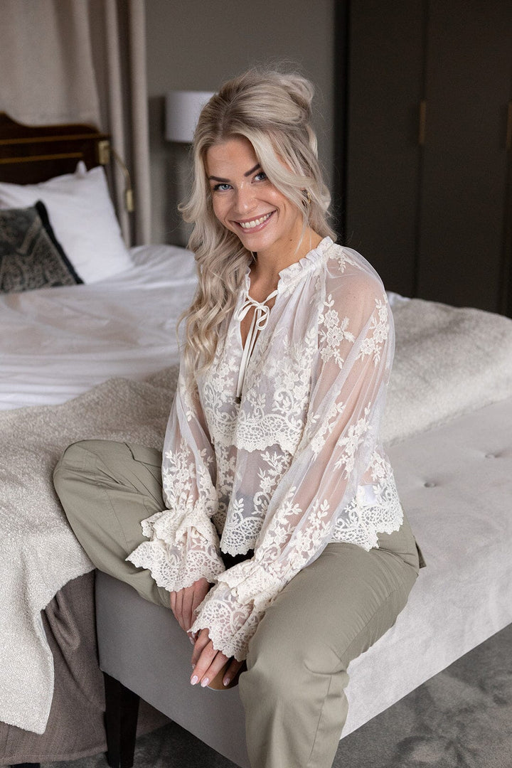 Molly & My X Melanie Due - Rikke V Lace Blouse 167319 - 122 - Creme Bluser 