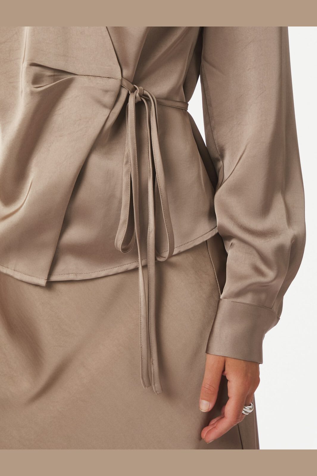 Neo Noir - Caprina Heavy Sateen Blouse 166961 - 811 - Dark Taupe