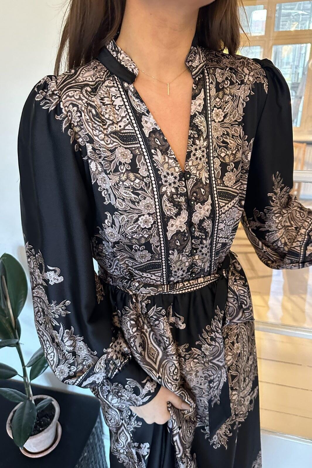 Neo Noir - Nova Paisley Border Dress - Black Kjoler 