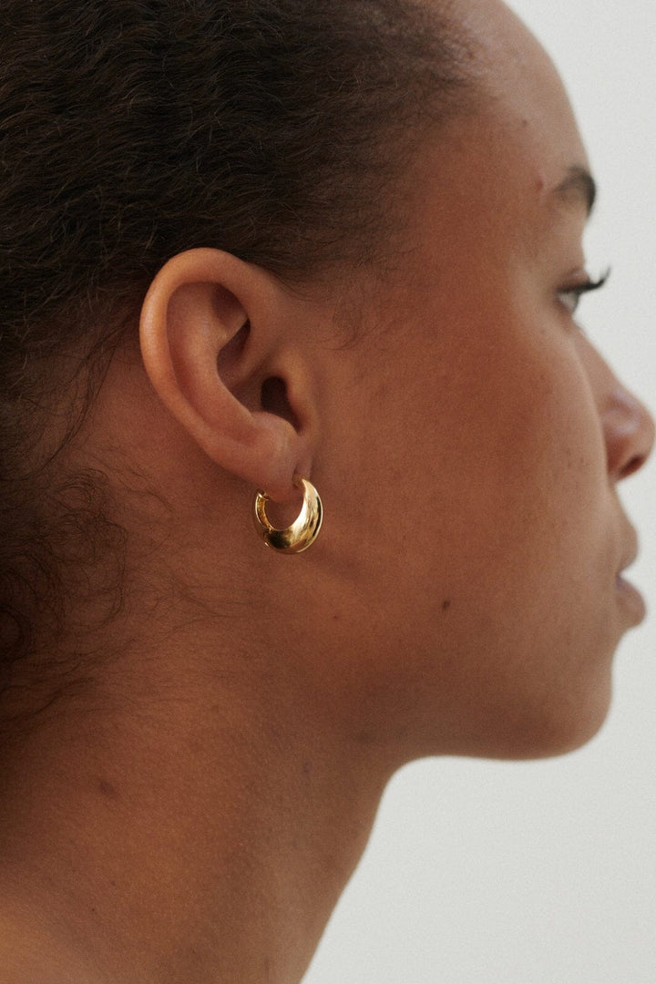 Pernille Corydon Jewellery - Mini Globe Huggies - Goldenplated