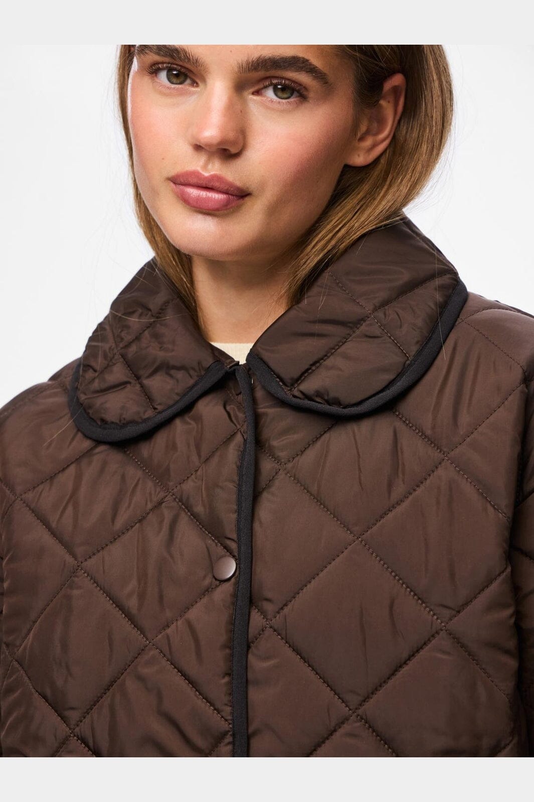Pieces - Pcemily Short Quilted Jacket - 4816907 Hot Fudge Black Bindings