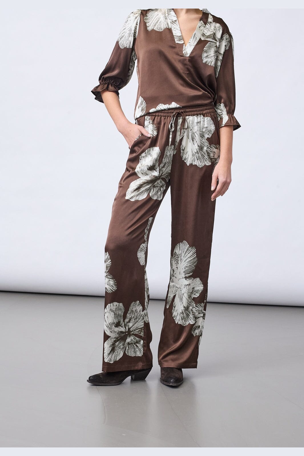 Sisters Point - Ella-Pa57 19836 - 800 - Brown Flower